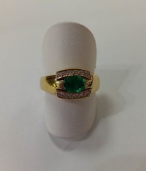 BAGUE EMERAUDE OVALE ET DIAMANTS OR JAUNE 18 K