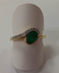 BAGUE EMERAUDE OVALE DANS SERTI DIAMANTS OR JAUNE 18K