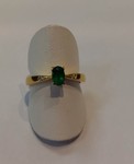 BAGUE EMERAUDE DE FORME OVALE ET 2 DIAMANTS OR JAUNE 18K