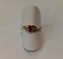 BAGUE RUBIS OVALE OR JAUNE ET PETITIE TOUCHE OR BLANC 18 K